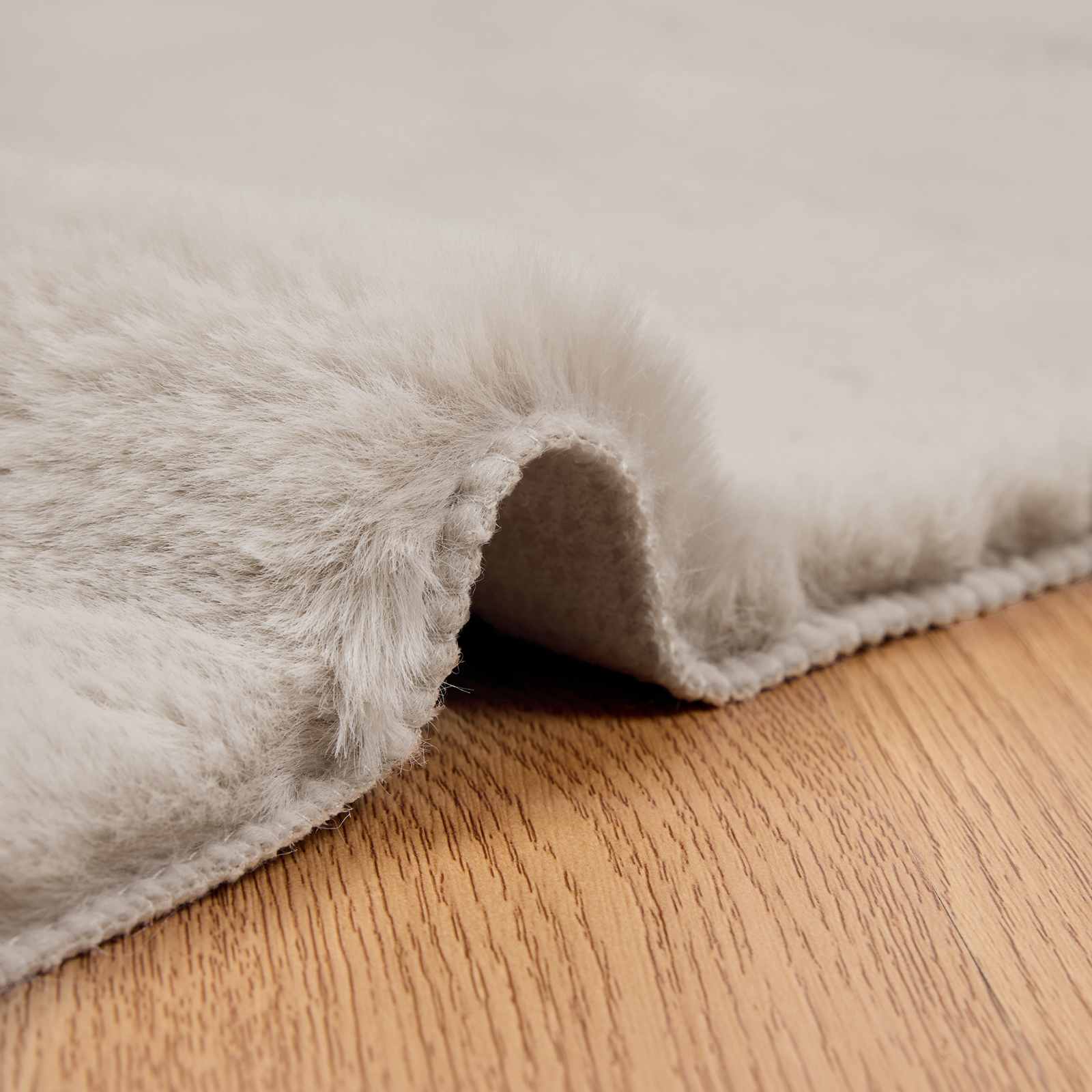 Rutschfester Teppich aus Kunstkaninchenfell OLITE Beige
