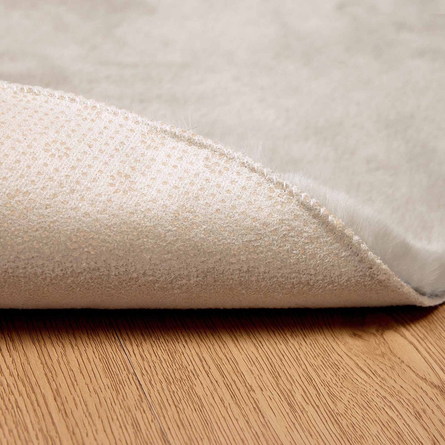 Rutschfester Teppich aus Kunstkaninchenfell OLITE Beige