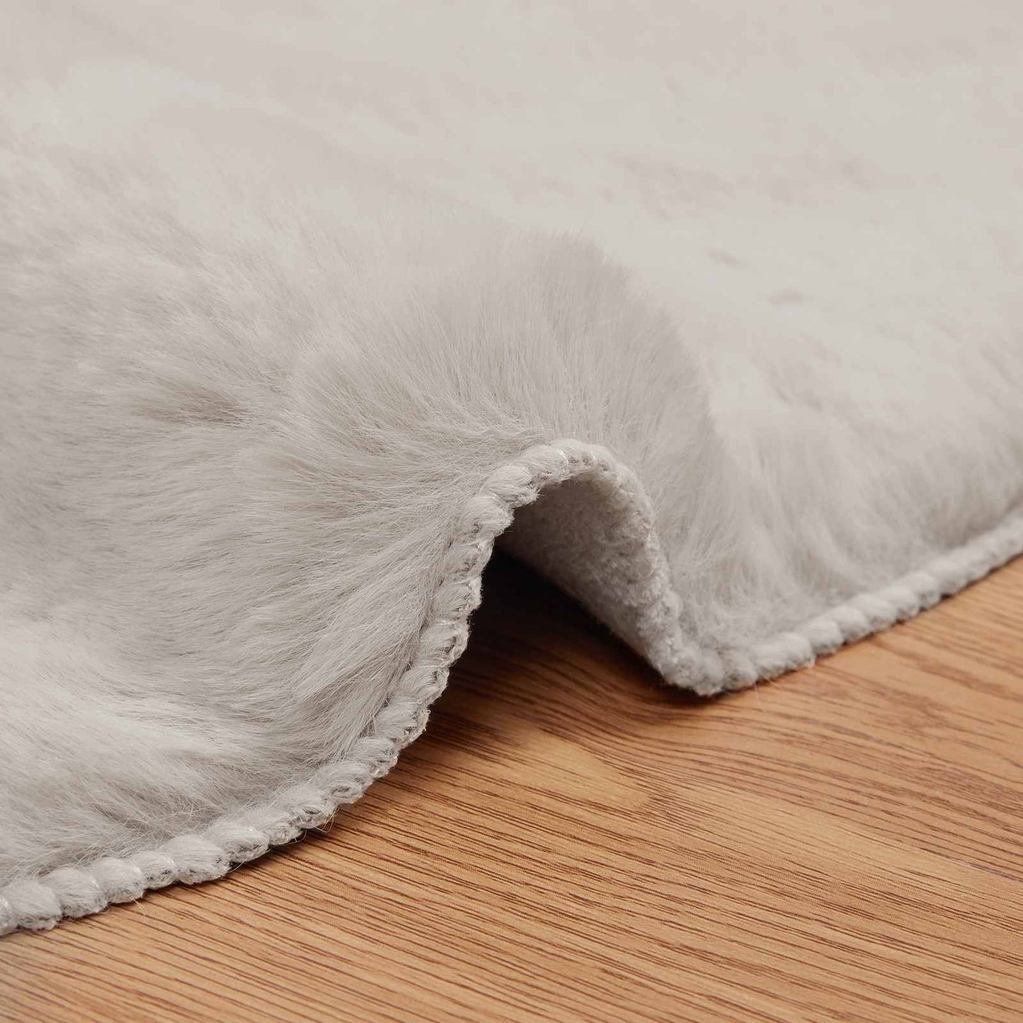Rutschfester Teppich aus Kunstkaninchenfell OLITE Beige