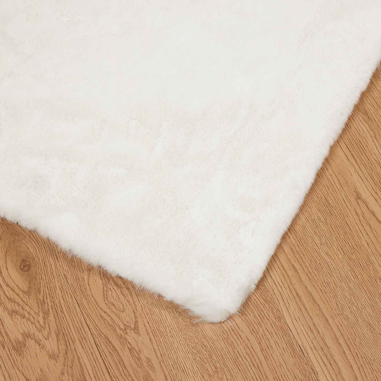 Rutschfester Teppich aus Kunstkaninchenfell OLITE Creme