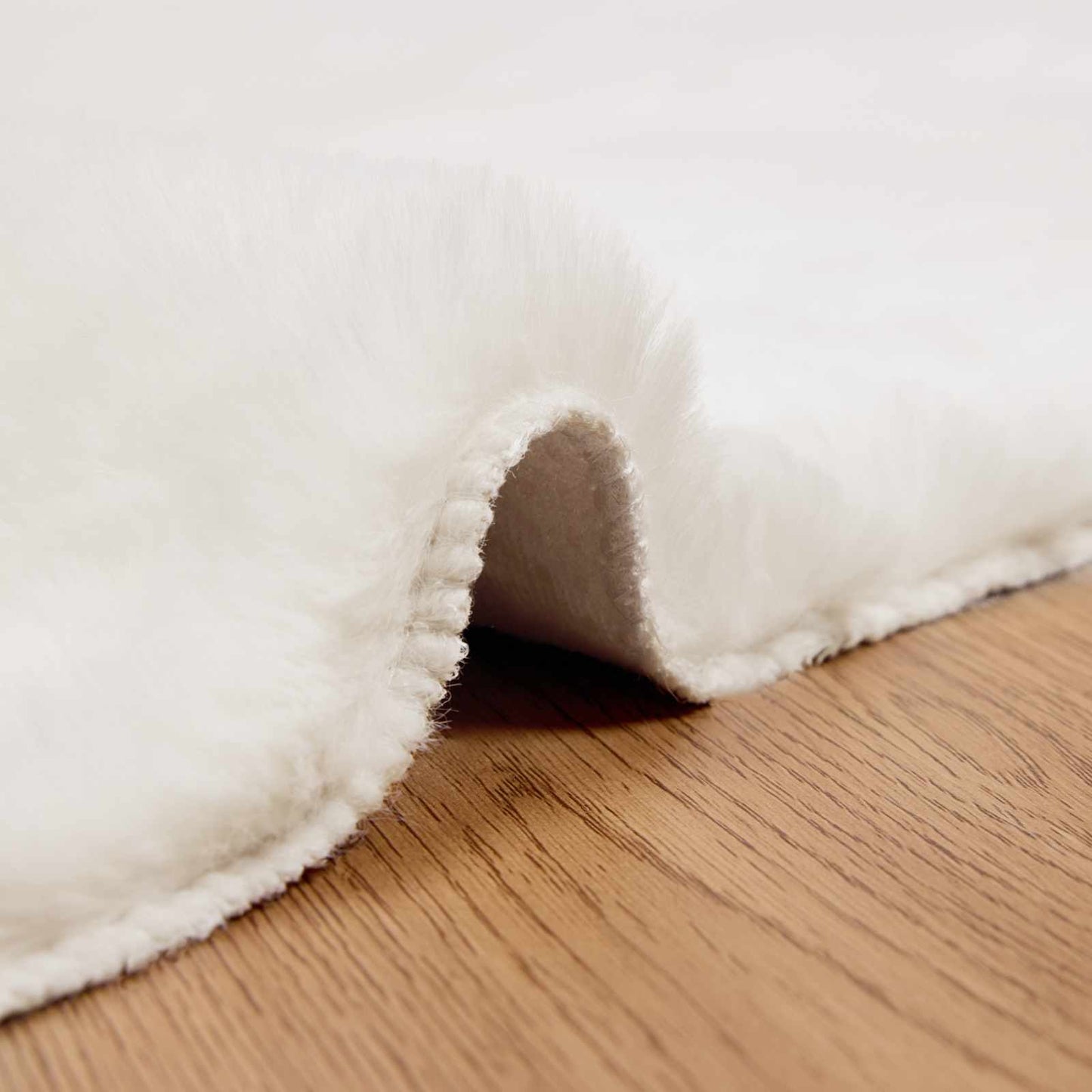Rutschfester Teppich aus Kunstkaninchenfell OLITE Creme