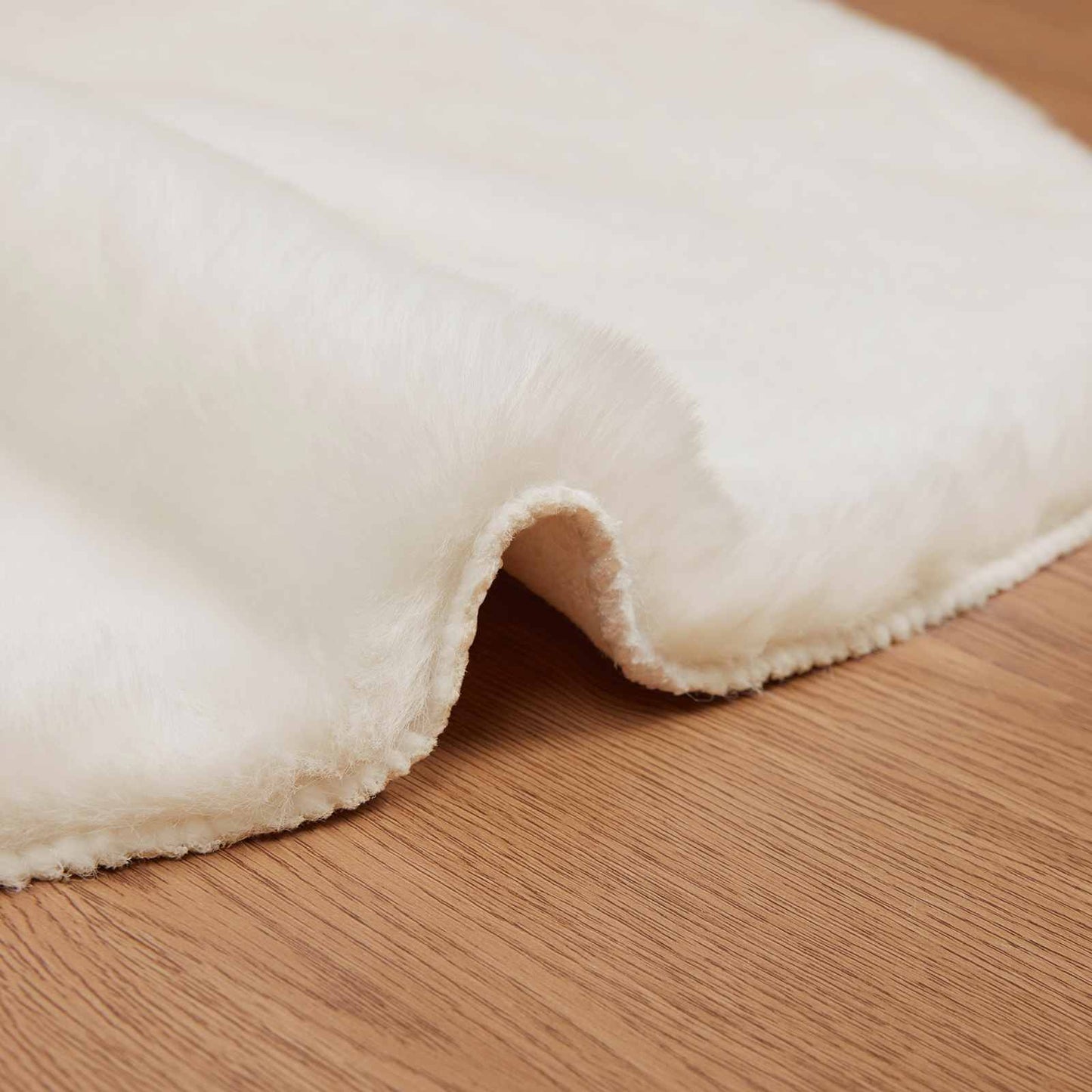 Rutschfester Teppich aus Kunstkaninchenfell OLITE Creme