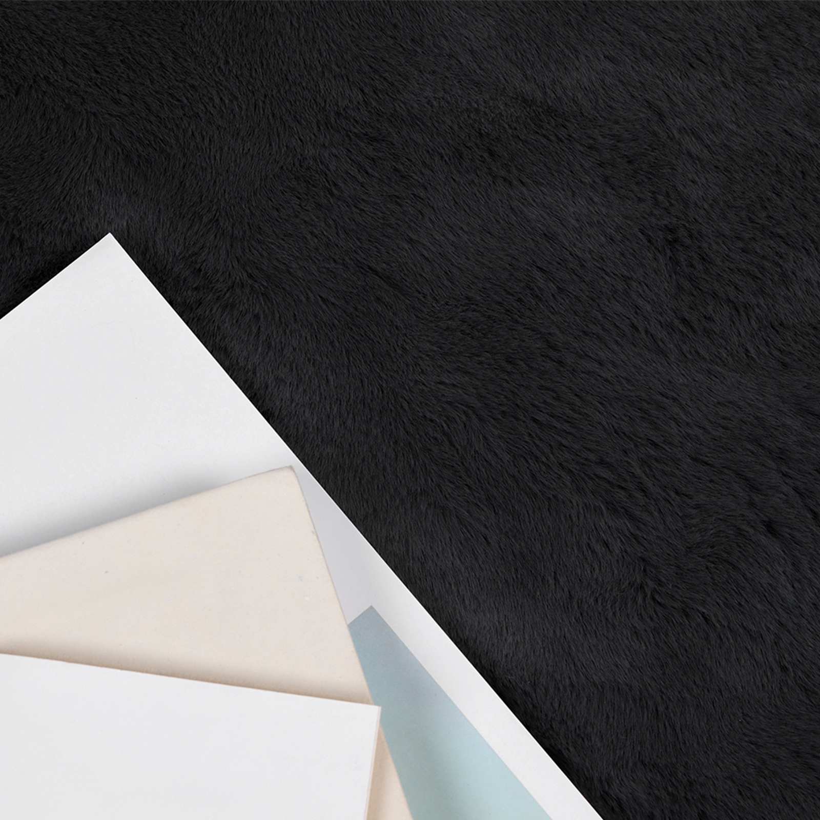Rutschfester Teppich aus Kunstkaninchenfell OLITE Schwarz