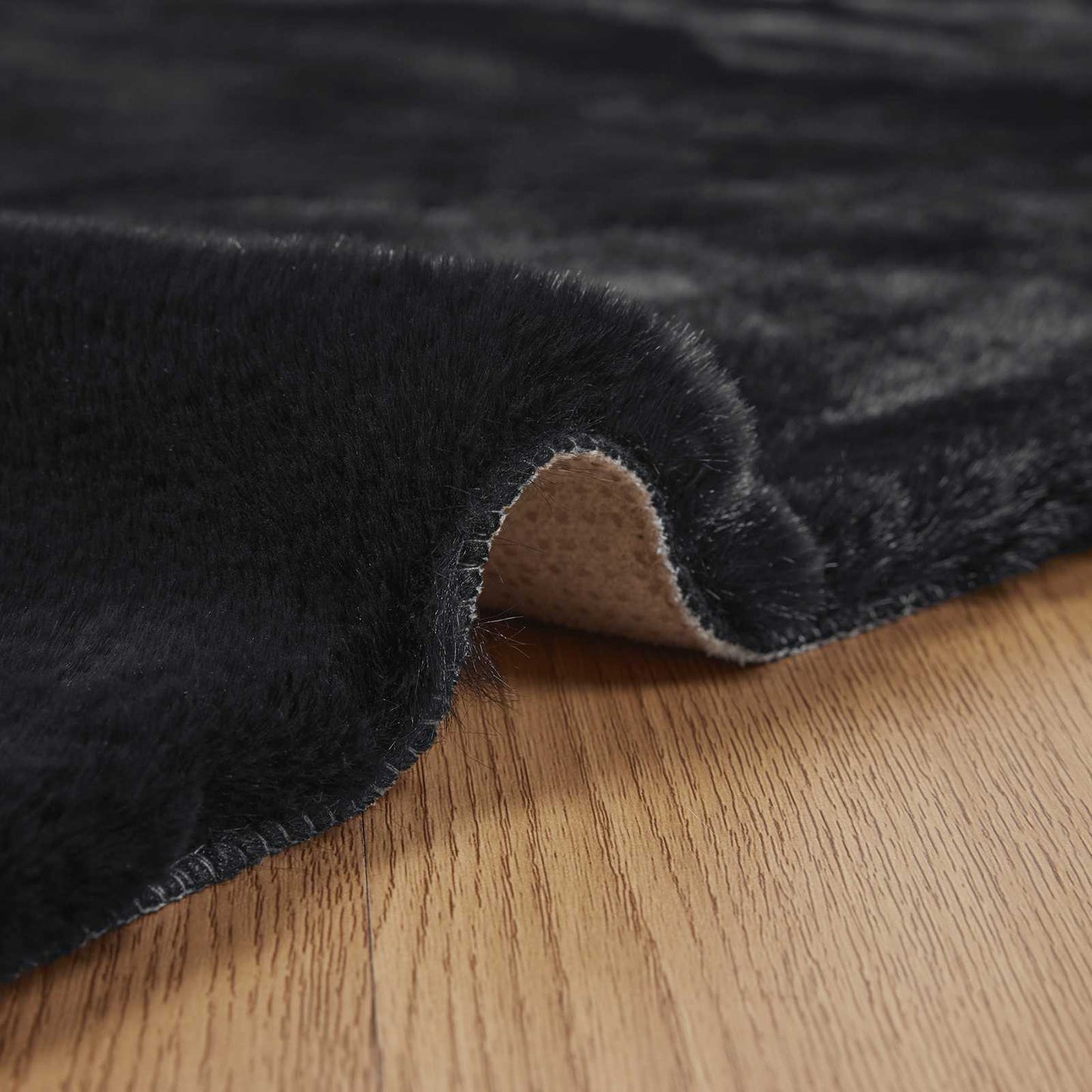 Rutschfester Teppich aus Kunstkaninchenfell OLITE Schwarz