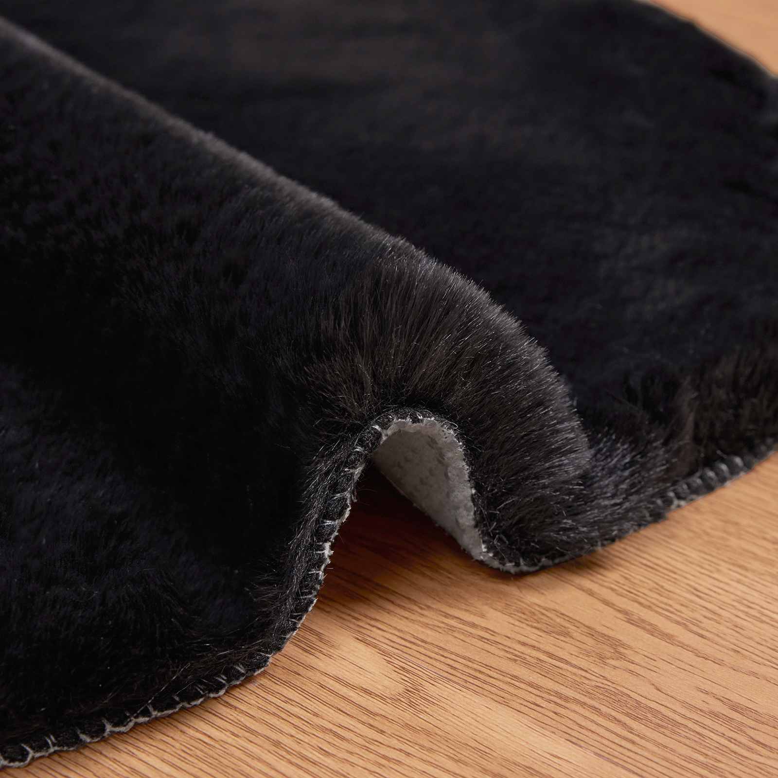 Rutschfester Teppich aus Kunstkaninchenfell OLITE Schwarz