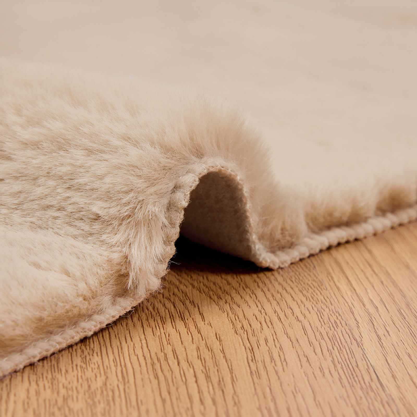 Rutschfester Teppich aus Kunstkaninchenfell OLITE Taupe