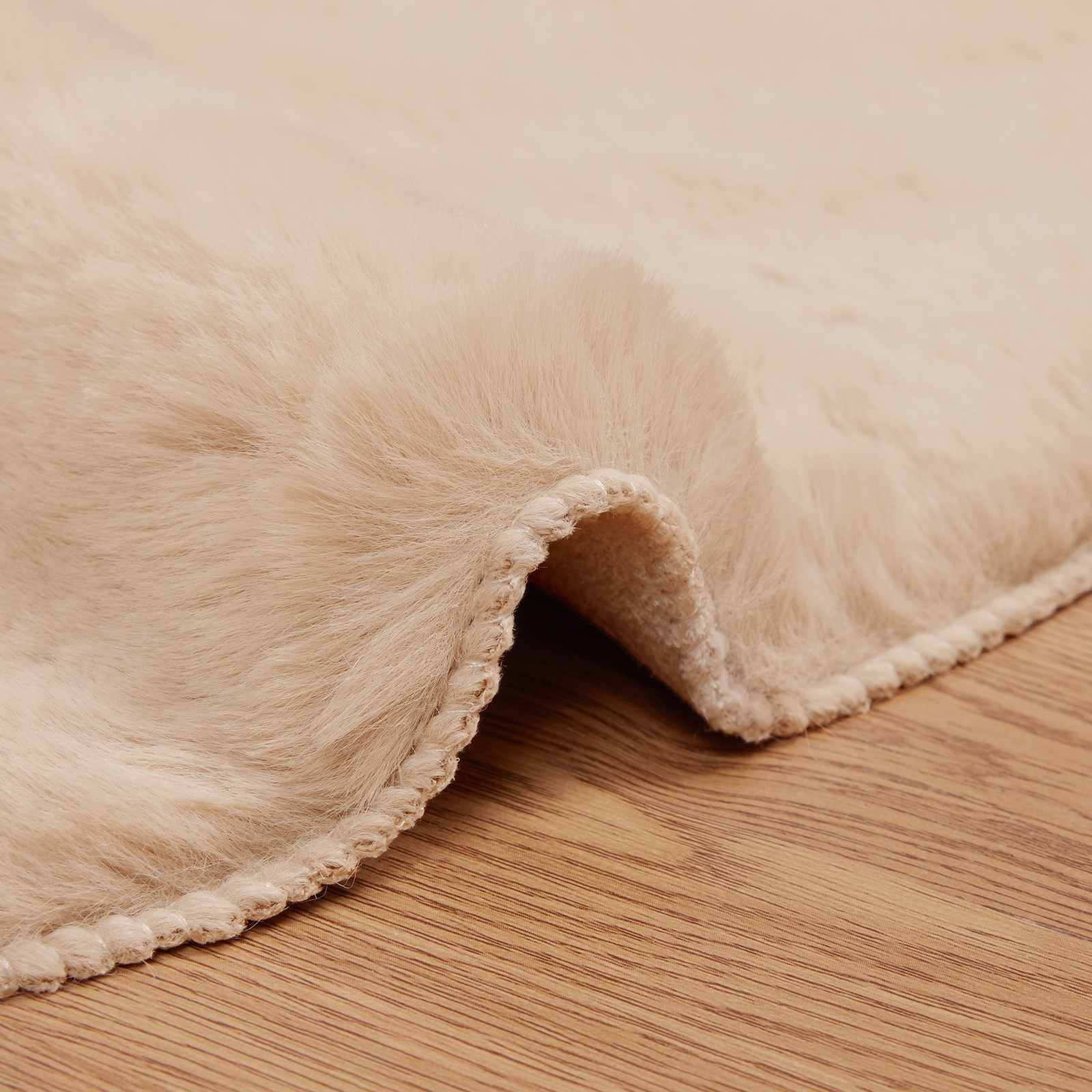 Rutschfester Teppich aus Kunstkaninchenfell OLITE Taupe