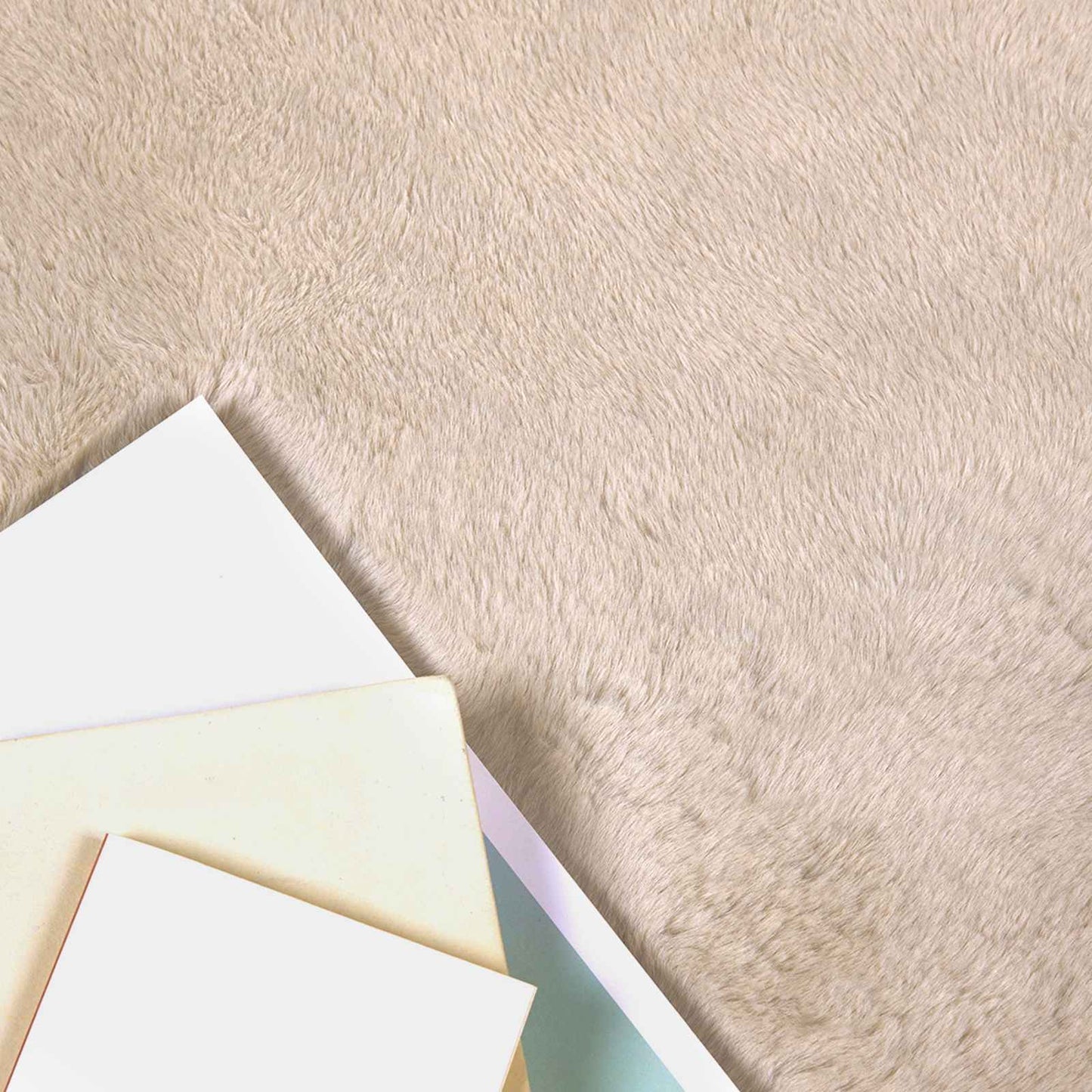 Rutschfester Teppich aus Kunstkaninchenfell OLITE Taupe