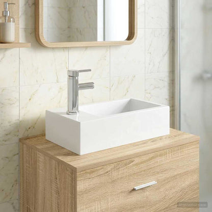 Waschbecken mit Wasserhahn und Abfluss Chrom