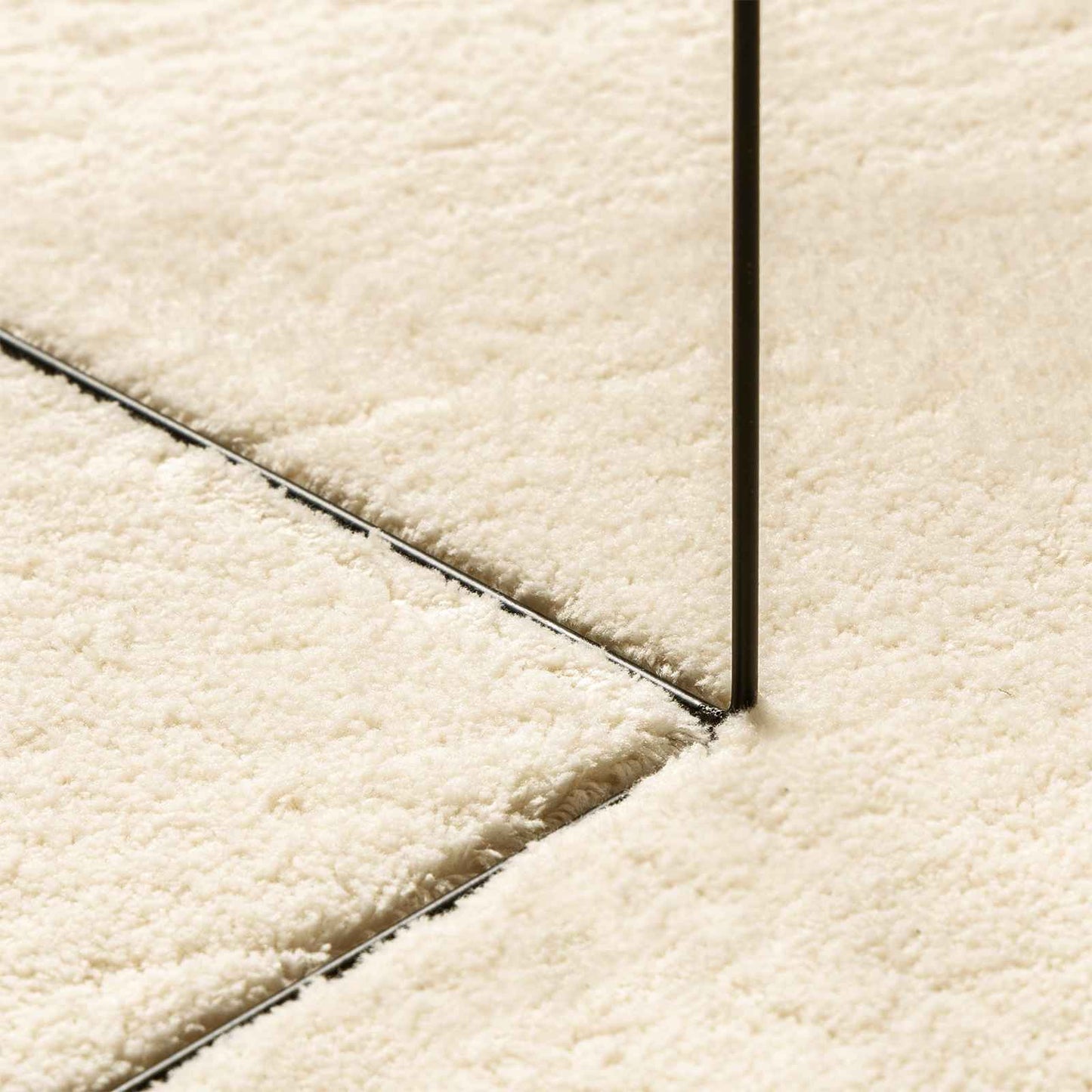 Mittlerer Flor weicher und waschbarer Teppich HUARTE Creme
