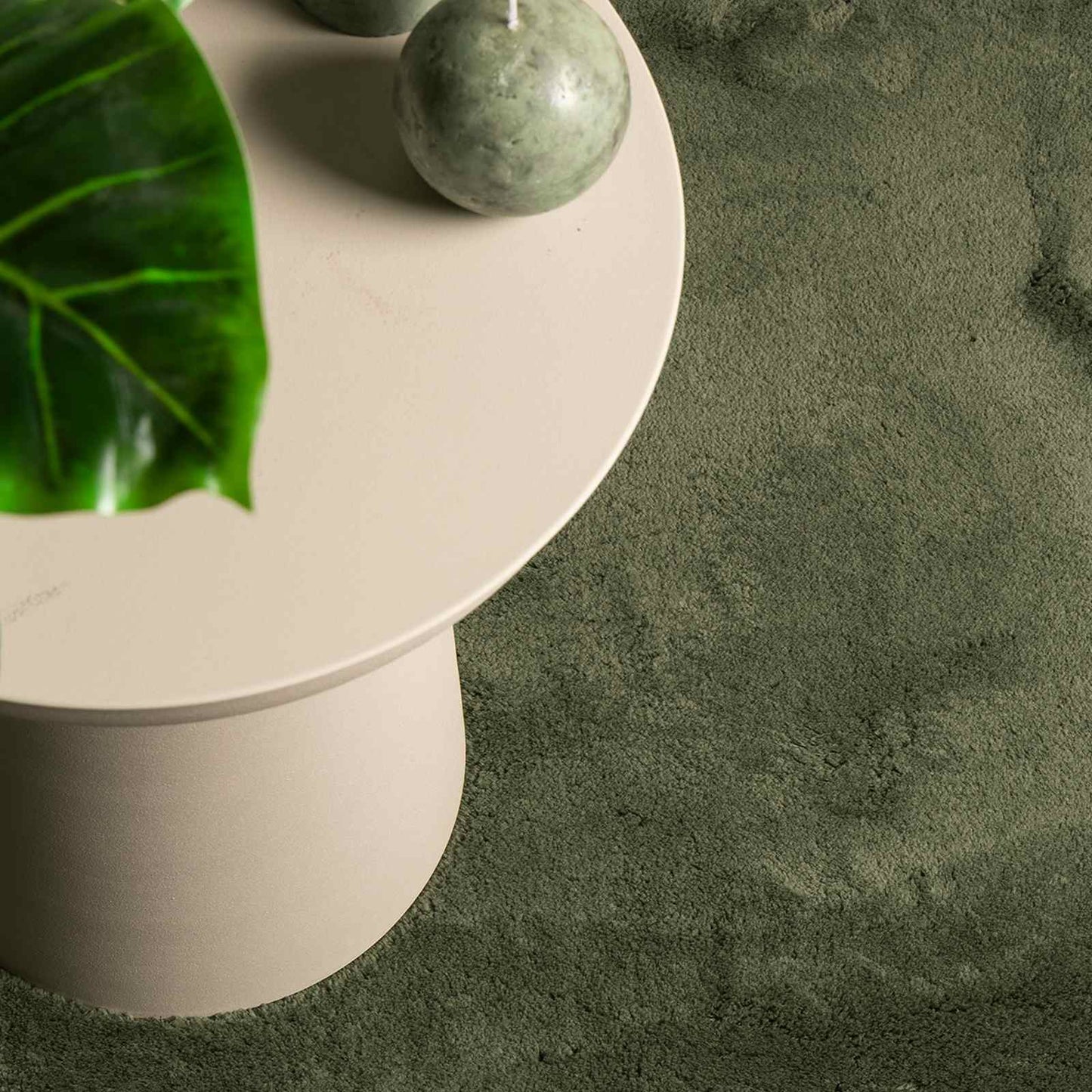 Mittlerer Flor weicher und waschbarer Teppich HUARTE Waldgrün