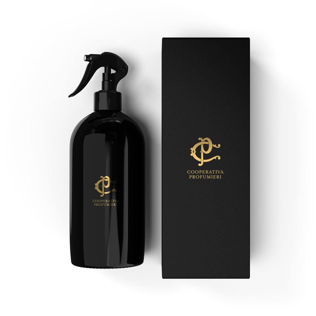 Whispering Woods Raumduft-Spray 500 ml mit schwarzem Sprühflakon und Verpackung