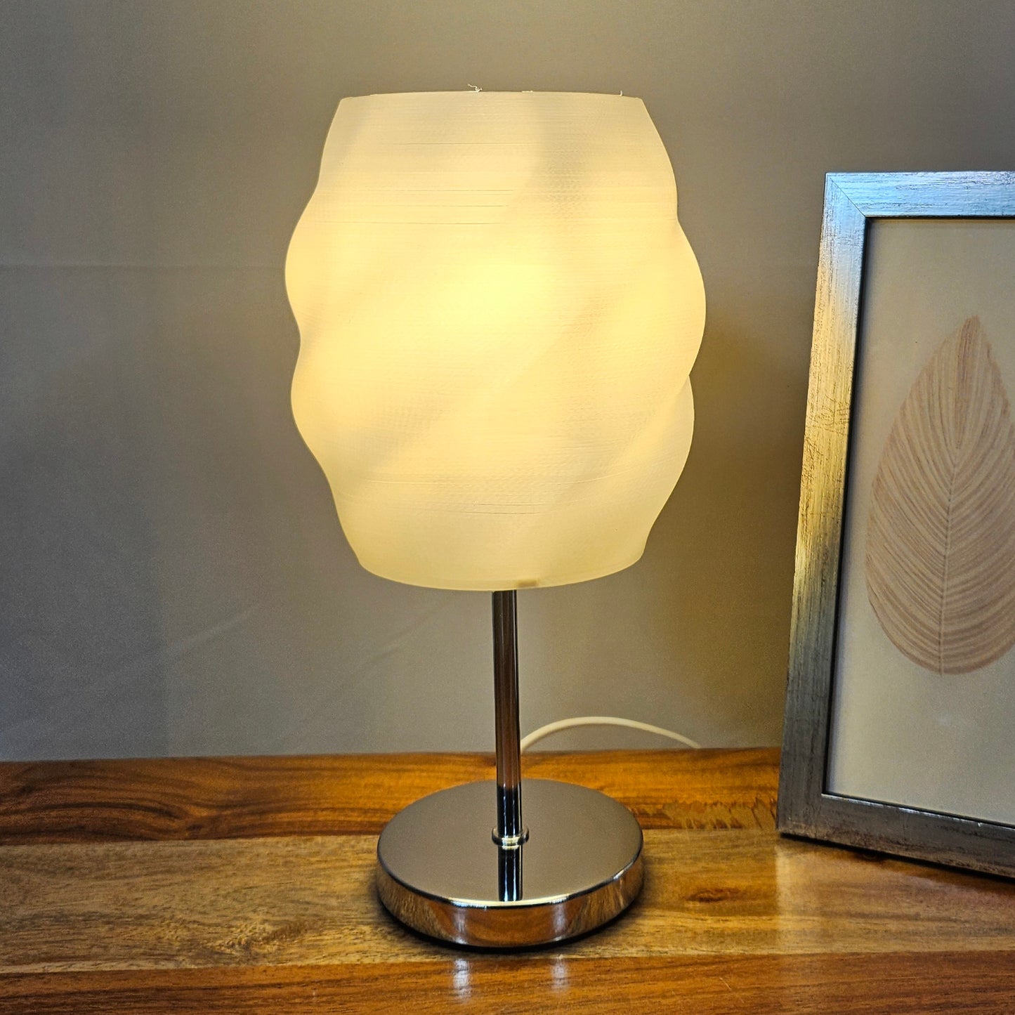 Design Tischlampe LOTUS mit weichem Licht