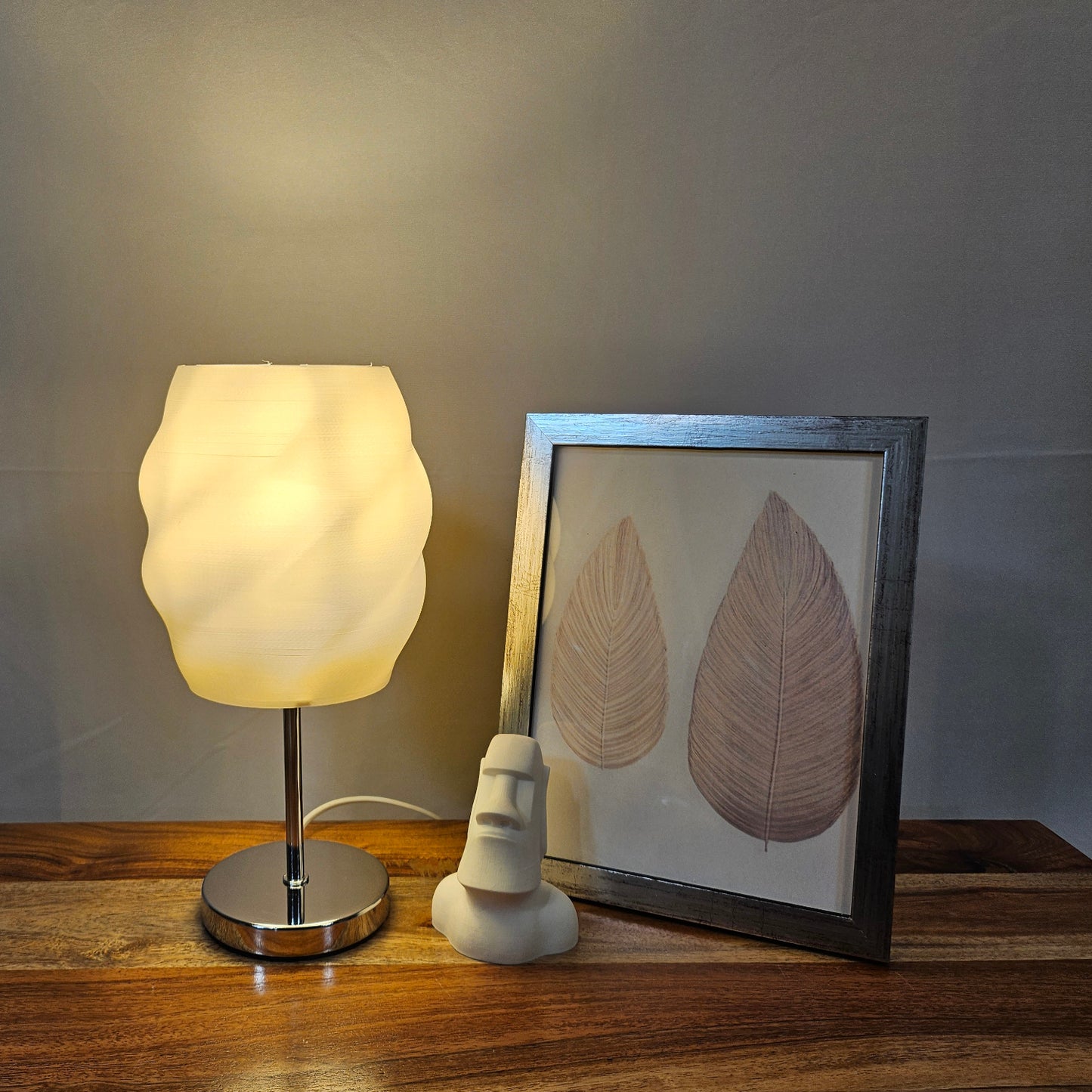 Design Tischlampe LOTUS mit weichem Licht