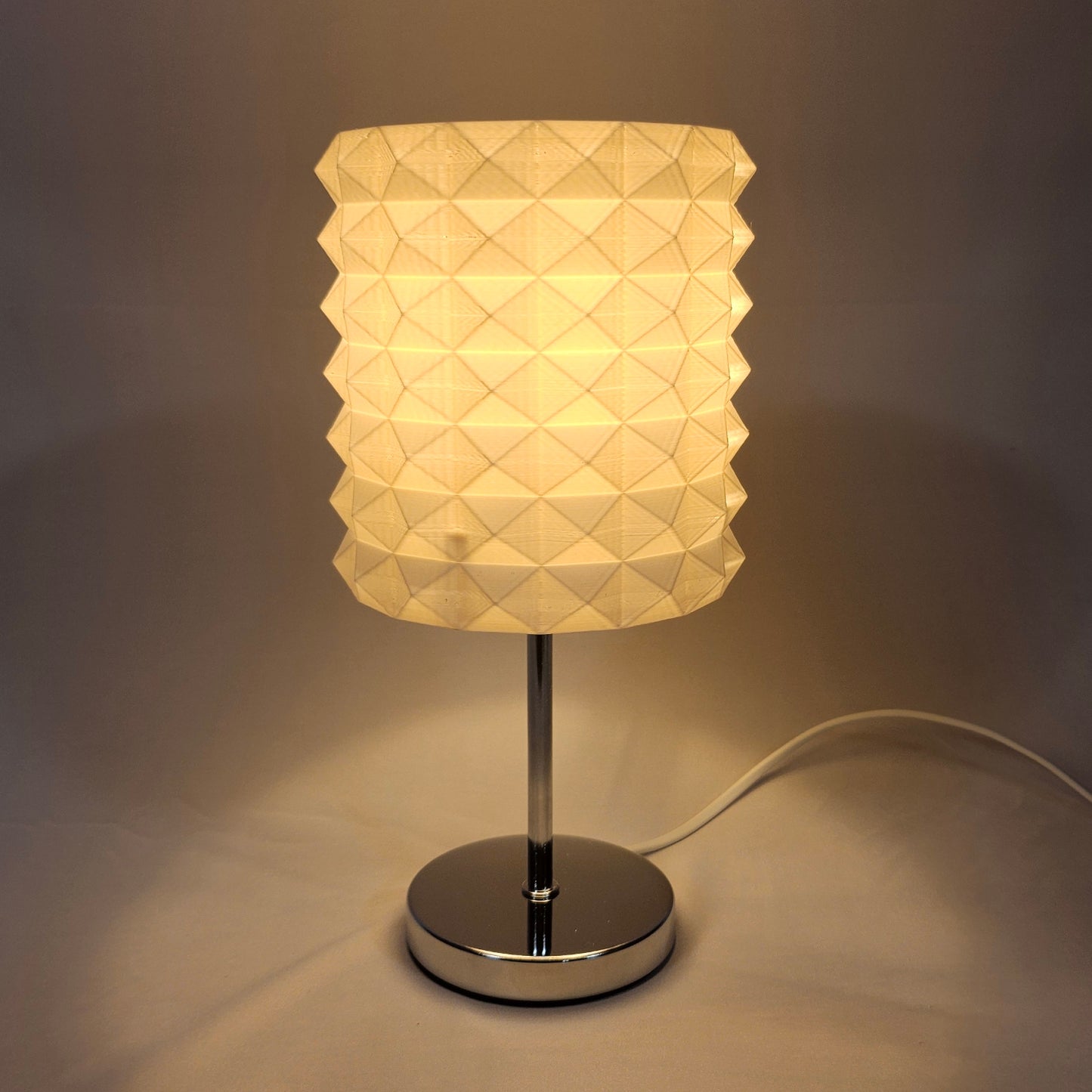 Tischlampe mit Facettenschirm