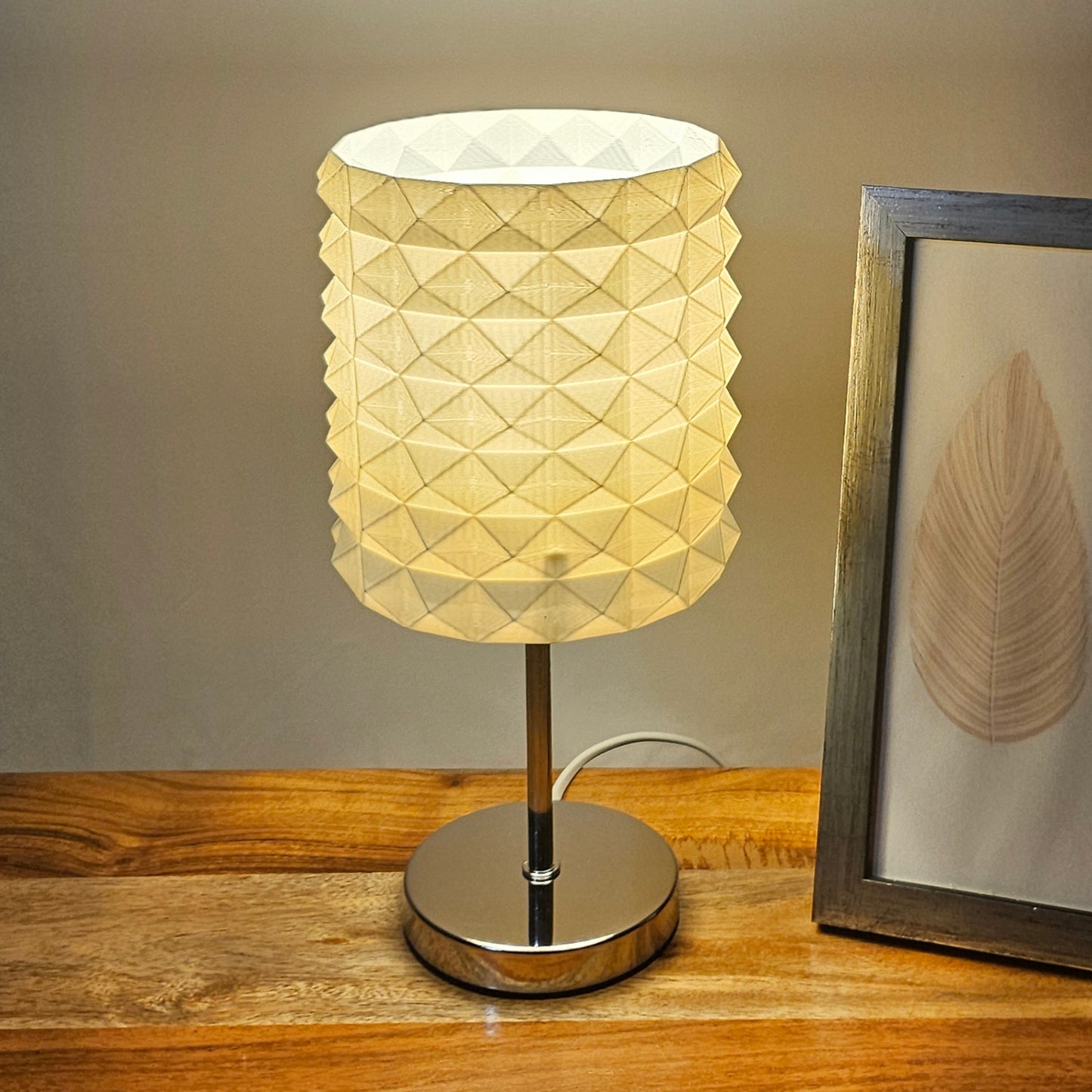 Tischlampe mit Facettenschirm