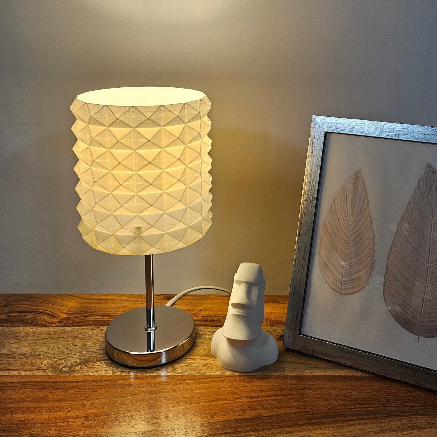 Tischlampe mit Facettenschirm