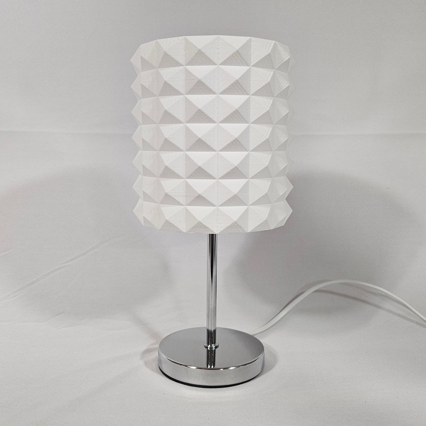 Tischlampe mit Facettenschirm