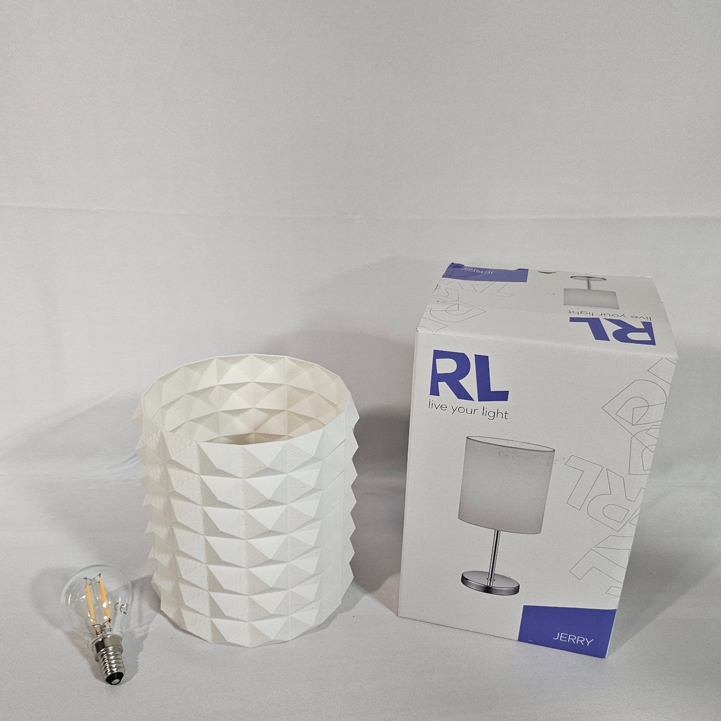 Tischlampe mit Facettenschirm