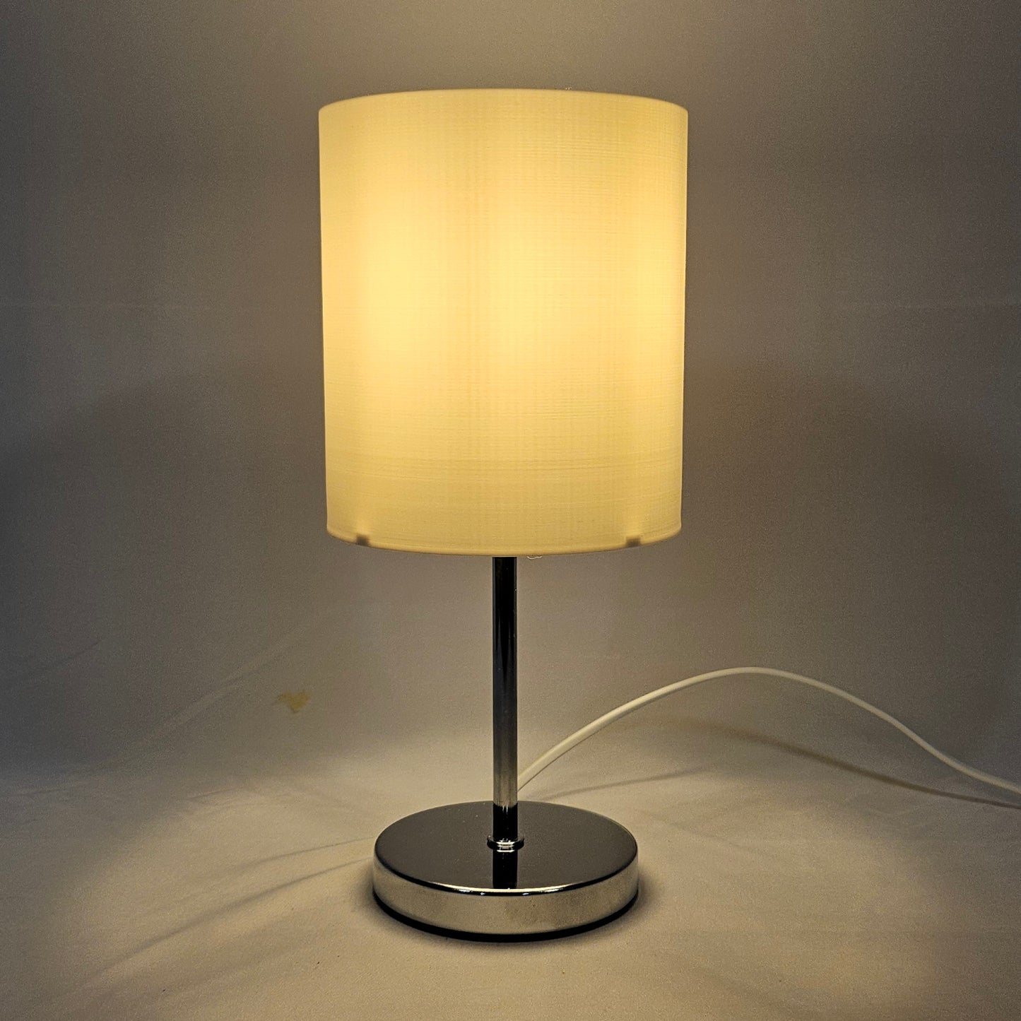 Schlichte Tischlampe mit warmem Licht - 3D-gedruckter Schirm