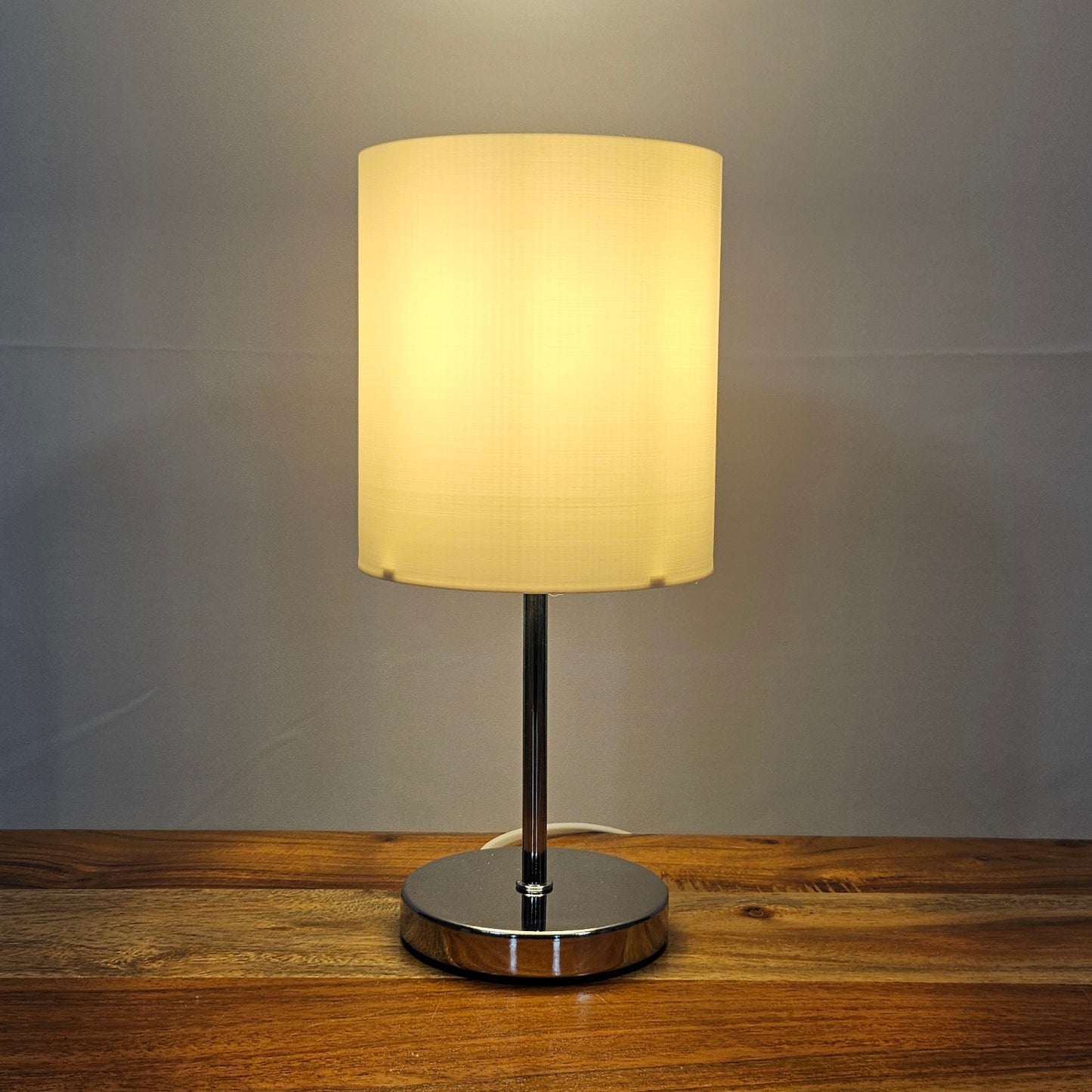 Schlichte Tischlampe mit warmem Licht - 3D-gedruckter Schirm
