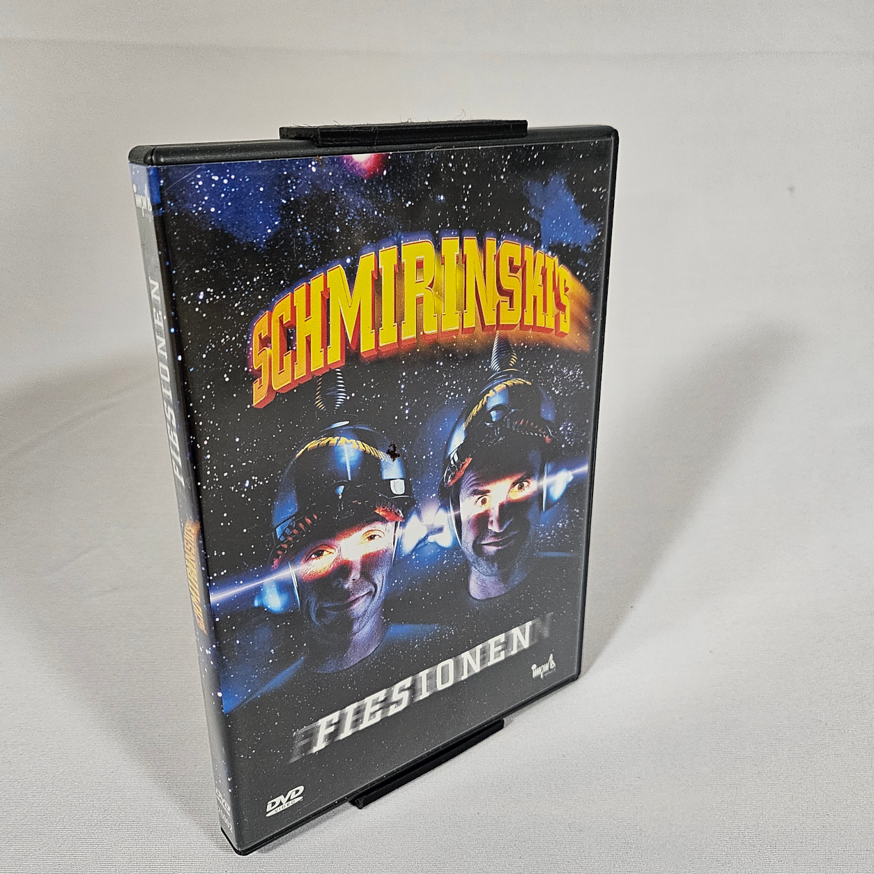 Gedrucktes Beispiel des DVD-Hüllen-Wandhalters mit eingesetzter DVD – Vorderansicht