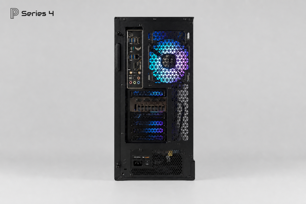 Rückseite des Praktikoo Series 4 Gaming-PCs mit Mainboard-, Grafik- und Netzteilanschlüssen