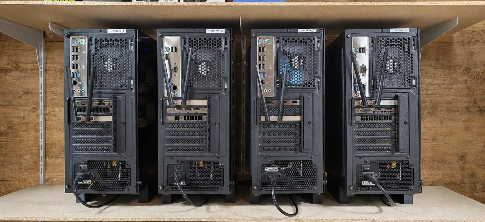 Vier Worker-PCs im Praktikoo-Lager