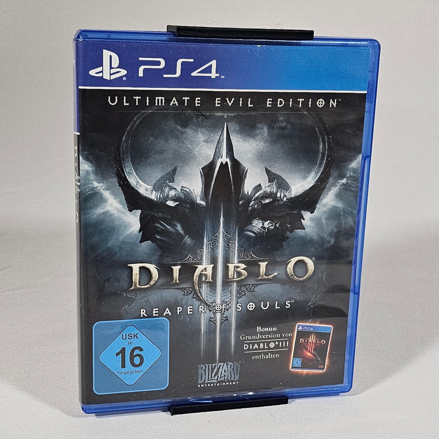 Gedrucktes Beispiel des PS4-Spielhüllen-Wandhalters mit eingesetztem Spiel – Vorderansicht