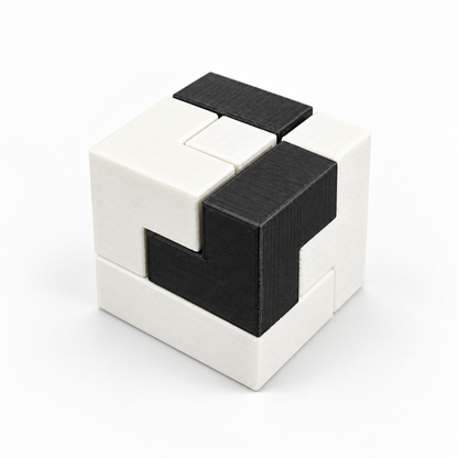 Schwarz-weisser Soma-Rätselwürfel aus sieben 3D-gedruckten Puzzle-Teilen