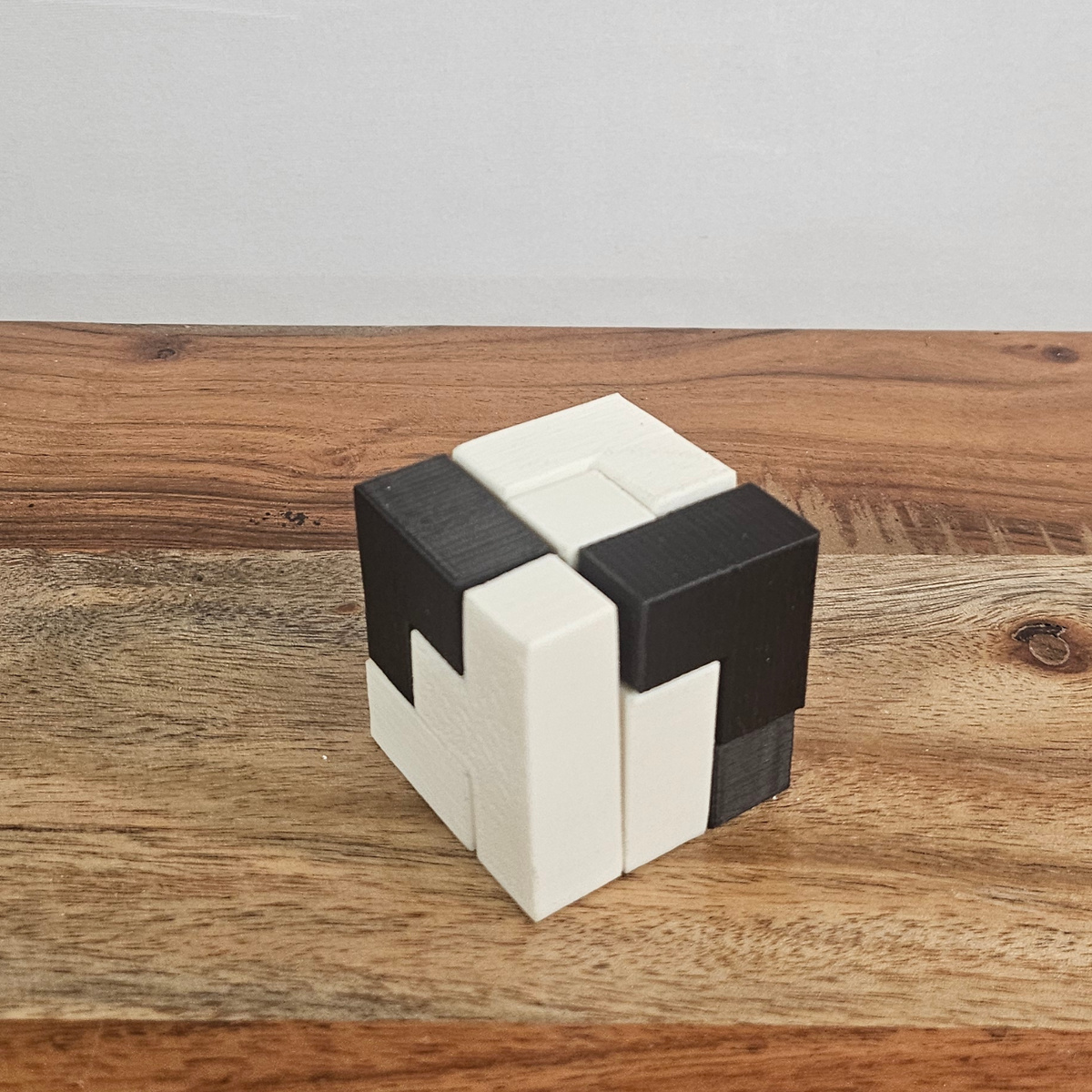 Soma-Rätselwürfel aus schwarz-weissen 3D-gedruckten Teilen aus einer weiteren Perspektive