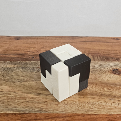 Soma-Rätselwürfel aus schwarz-weissen 3D-gedruckten Teilen aus einer weiteren Perspektive
